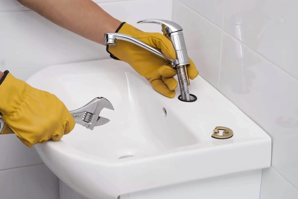 image-installation-of-a-faucet-for-a-sink image-installation-of-a-faucet-for-a-sink